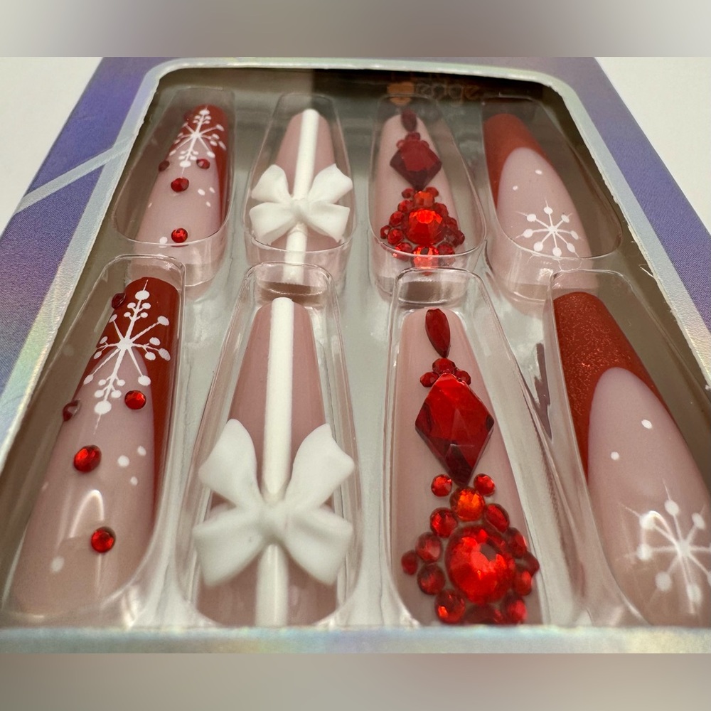 Feral Edge Demure Christmas Red and White Nail Set - Picture 4 of 5